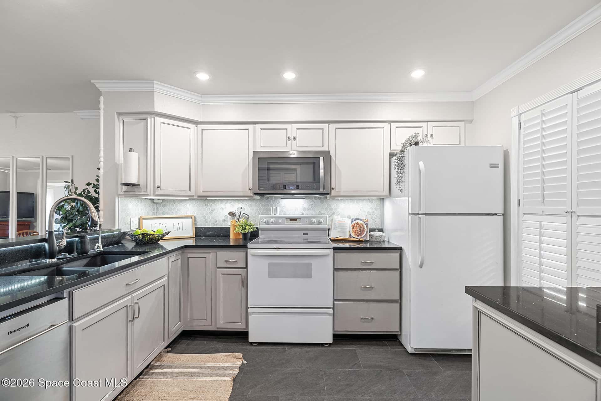 200 International thumbnail 6