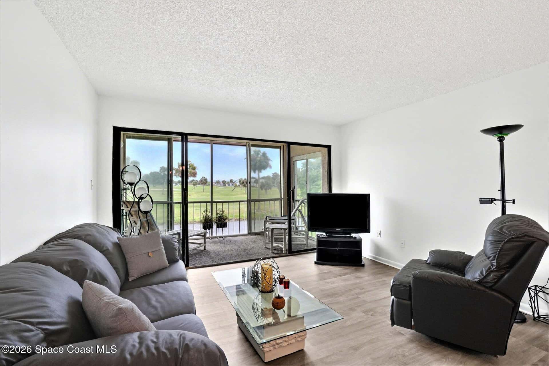 2727 Wickham thumbnail 2