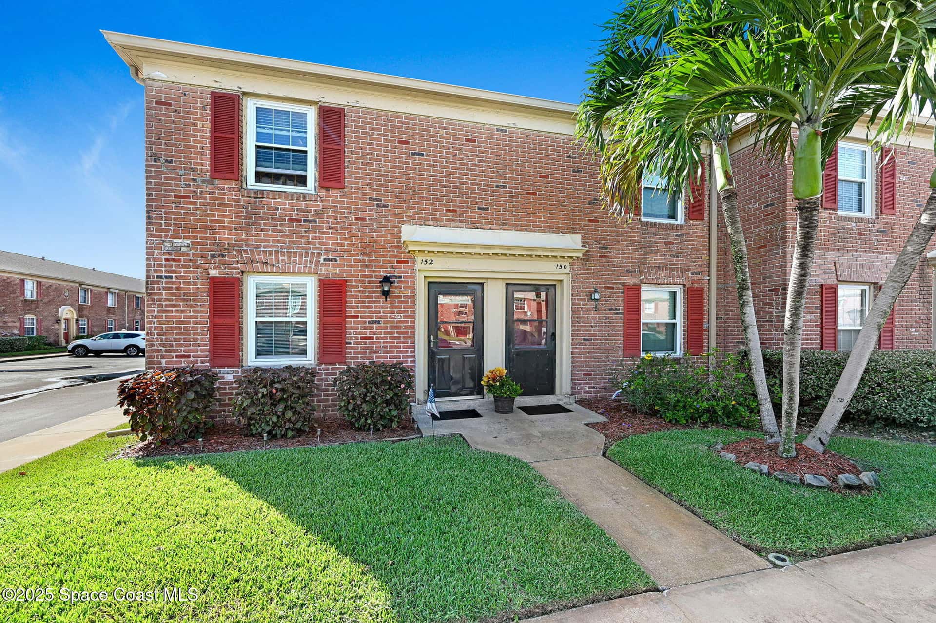 152 East Colonial Court thumbnail 1