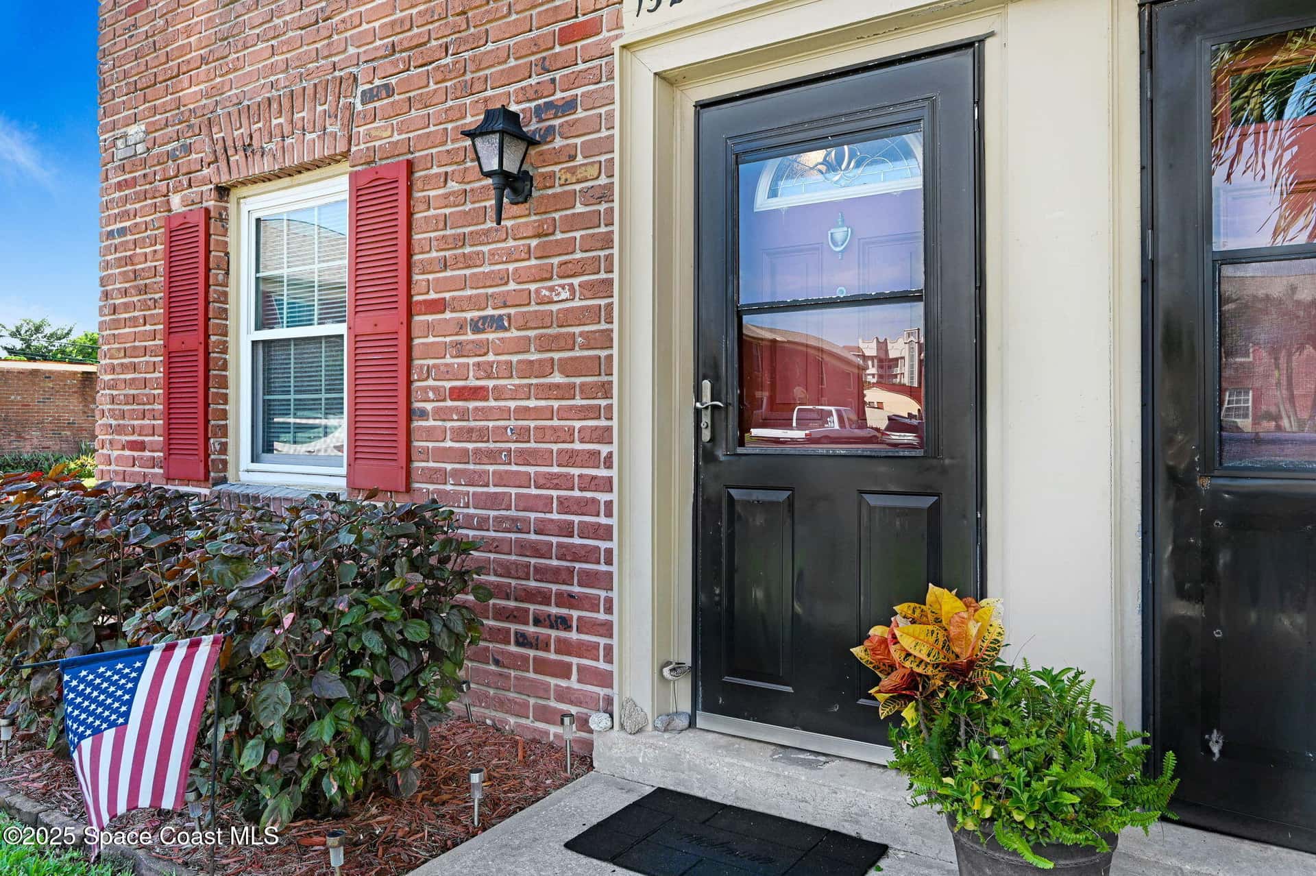 152 East Colonial Court thumbnail 2