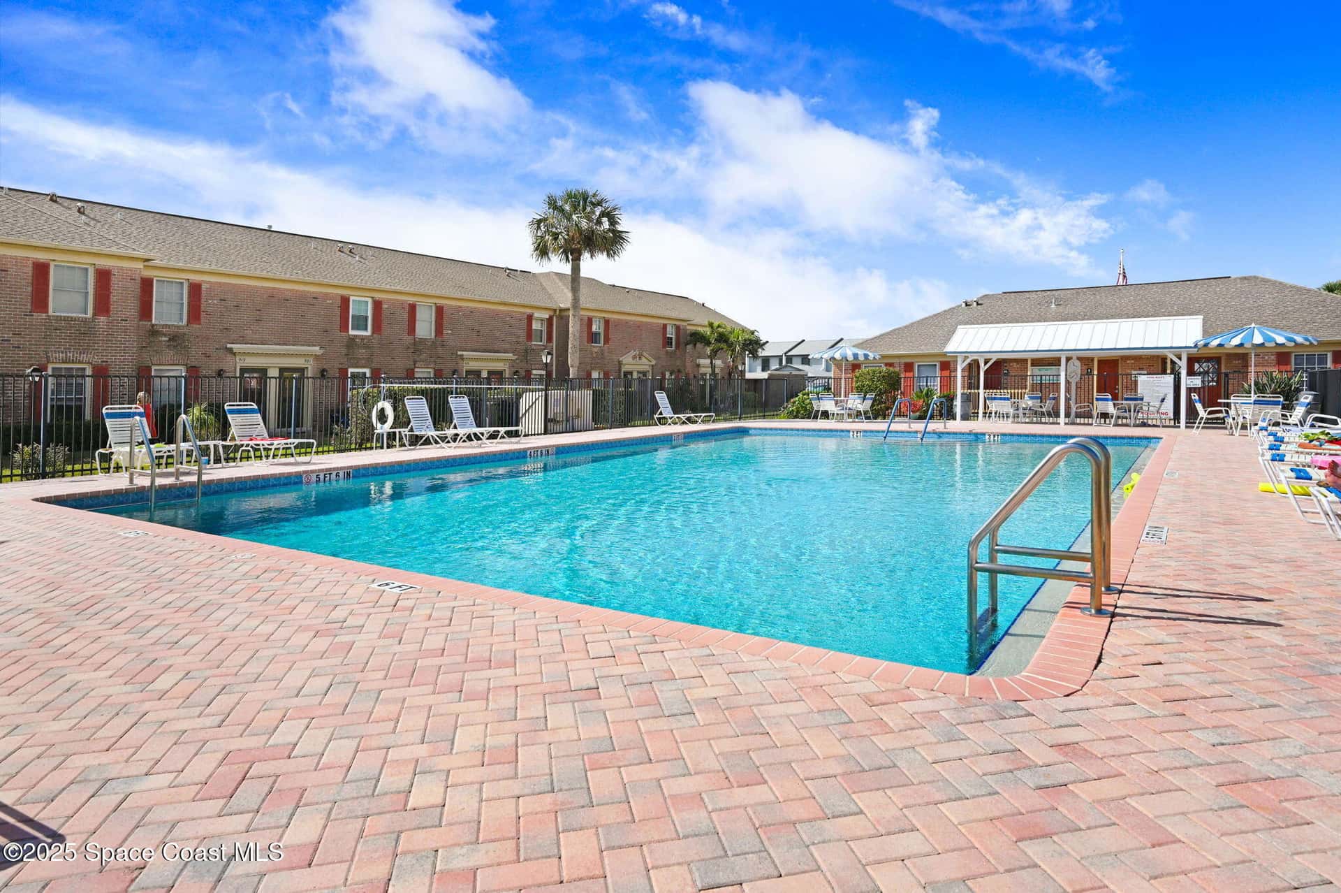 152 East Colonial Court thumbnail 3