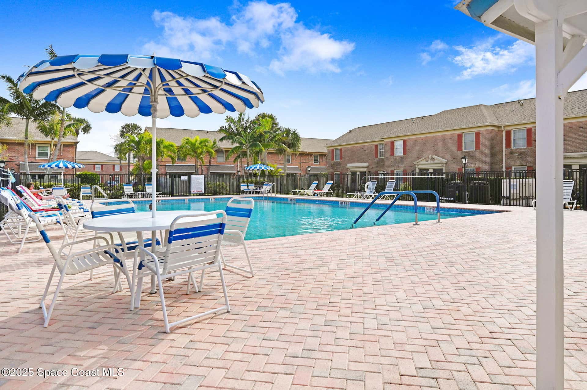 152 East Colonial Court thumbnail 4